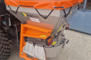 landmaschinen_-_b2231_mit_schneepflug_und_salzstreuer_-_kubota_244775.jpg