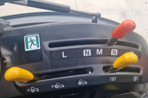 landmaschinen_-_b2231_mit_schneepflug_und_salzstreuer_-_kubota_244802.jpg
