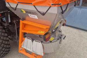landmaschinen_-_b2231_mit_schneepflug_und_salzstreuer_-_kubota_289045.jpg
