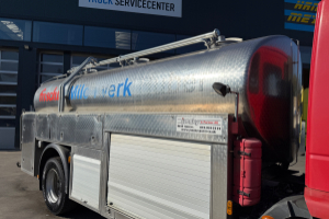 lastwagen_-_180e28_4x2_milchtank_-_iveco_258040.jpg