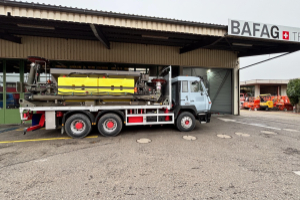lastwagen_-_26s32__6x4_mit_pistenenteisungsgeraet_-_steyr_256783.jpg