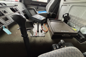 lastwagen_-_26s32__6x4_mit_pistenenteisungsgeraet_-_steyr_256786.jpg