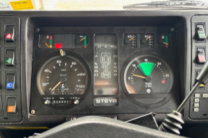 lastwagen_-_26s32__6x4_mit_pistenenteisungsgeraet_-_steyr_256788.jpg