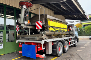 lastwagen_-_26s32__6x4_mit_pistenenteisungsgeraet_-_steyr_256792.jpg