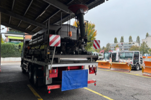 lastwagen_-_26s32__6x4_mit_pistenenteisungsgeraet_-_steyr_256794.jpg