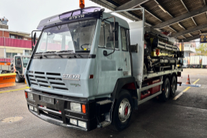 lastwagen_-_26s32__6x4_mit_pistenenteisungsgeraet_-_steyr_256795.jpg