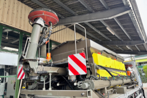 lastwagen_-_26s32__6x4_mit_pistenenteisungsgeraet_-_steyr_256799.jpg