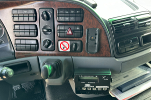 lastwagen_-_actros_183_kuehlkasten_m_hebebuehne__-_mercedes_177505.jpg