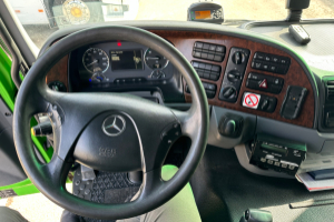 lastwagen_-_actros_183_kuehlkasten_m_hebebuehne__-_mercedes_177506.jpg