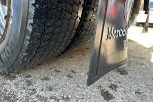 lastwagen_-_actros_183_kuehlkasten_m_hebebuehne__-_mercedes_177509.jpg