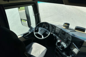 lastwagen_-_actros_18_42_4x2_kuehlfahrzeug__-_mercedes_189751.jpg