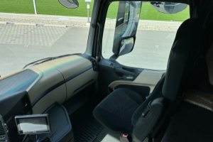 lastwagen_-_actros_18_42_4x2_kuehlfahrzeug__-_mercedes_189753.jpg