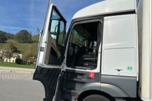 lastwagen_-_actros_18_42_4x2_kuehlfahrzeug__-_mercedes_189758.jpg