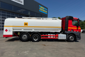 lastwagen_-_actros_2551_6x2_tank_21_600l_-_mercedes_290603.jpg
