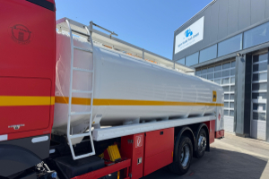 lastwagen_-_actros_2551_6x2_tank_21_600l_-_mercedes_290608.jpg