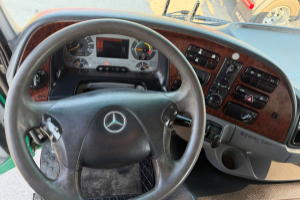 lastwagen_-_actros_3244_8x4_rueckwaertskipper_-_mercedes_295254.jpg