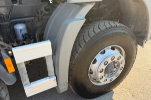 lastwagen_-_actros_3244_8x4_rueckwaertskipper_-_mercedes_295266.jpg