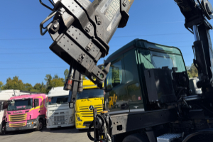 lastwagen_-_arocs_3242_8x4_hiab_166-4_-_mercedes_256886.jpg