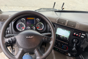 lastwagen_-_cf_85_460_6x2_4_hydrodrive_ginaf_kipper_kran_-_daf_305947.jpg