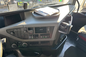 lastwagen_-_fh-460_6x2_mitsubishi_frigo_-_volvo_305910.jpg