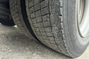 lastwagen_-_fl_210_4x2_blacheund_hebebuehne_-_volvo_209313.jpg