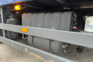lastwagen_-_fl_210_4x2_blacheund_hebebuehne_-_volvo_209318.jpg