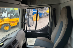 lastwagen_-_fl_210_4x2_blacheund_hebebuehne_-_volvo_209321.jpg