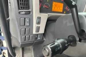 lastwagen_-_fl_210_4x2_blacheund_hebebuehne_-_volvo_209324.jpg