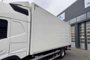 lastwagen_-_fm-380_4x2_koffer_-_volvo_279151.jpg