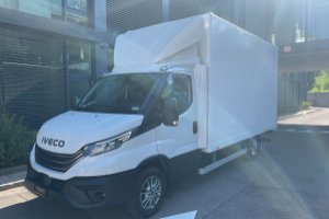 lieferwagen_und_transporter_-_35_s_18h_v_kofferumbau_mit_hebebuehne_-_iveco_298743.jpg