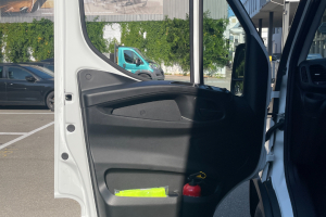 lieferwagen_und_transporter_-_35_s_18h_v_kofferumbau_mit_hebebuehne_-_iveco_298755.jpg
