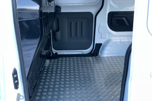 lieferwagen_und_transporter_-_byd_etp_3_standard_45kwh_kasten__2_schiebetueren_und_riffelblechboden_-_others_211414.jpg