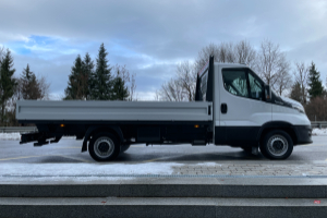 lieferwagen_und_transporter_-_daily_35_s_16h_a8_mit_pritsche_und_ahk_-_iveco_280839.jpg