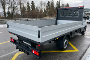 lieferwagen_und_transporter_-_daily_35_s_16h_a8_mit_pritsche_und_ahk_-_iveco_280840.jpg