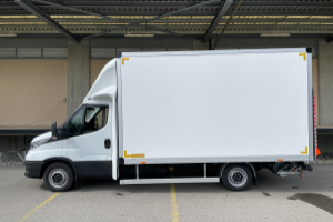 lieferwagen_und_transporter_-_daily_35_s_18h_v_kasten_mit_hebebuehne_und_seitentuere_-_iveco_246299.jpg