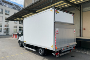 lieferwagen_und_transporter_-_daily_35_s_18h_v_kasten_mit_hebebuehne_und_seitentuere_-_iveco_246300.jpg