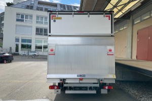 lieferwagen_und_transporter_-_daily_35_s_18h_v_kasten_mit_hebebuehne_und_seitentuere_-_iveco_246301.jpg