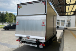 lieferwagen_und_transporter_-_daily_35_s_18h_v_kasten_mit_hebebuehne_und_seitentuere_-_iveco_246302.jpg
