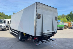 lieferwagen_und_transporter_-_fm-260_4x2_koffer_-_volvo_289958.jpg