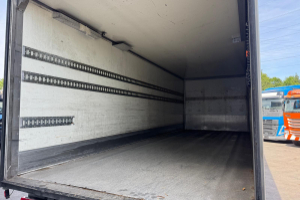 lieferwagen_und_transporter_-_fm-260_4x2_koffer_-_volvo_289960.jpg