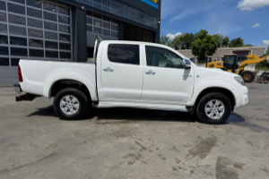 lieferwagen_und_transporter_-_hilux_3_0d_4wd_-_toyota_235146.jpg