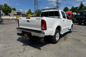 lieferwagen_und_transporter_-_hilux_3_0d_4wd_-_toyota_235147.jpg