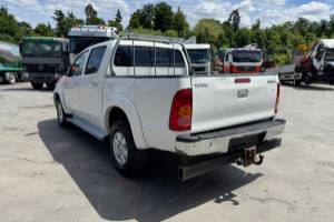 lieferwagen_und_transporter_-_hilux_3_0d_4wd_-_toyota_235149.jpg