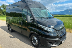 lieferwagen_und_transporter_-_iveco_33_s_14_ahk_kasten_automat_navi_xenon_-_iveco_300520.jpg