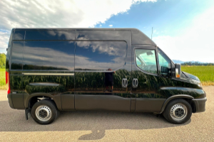 lieferwagen_und_transporter_-_iveco_33_s_14_ahk_kasten_automat_navi_xenon_-_iveco_300521.jpg