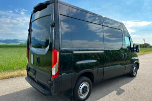 lieferwagen_und_transporter_-_iveco_33_s_14_ahk_kasten_automat_navi_xenon_-_iveco_300522.jpg