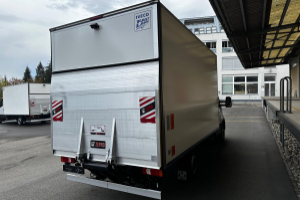 lieferwagen_und_transporter_-_iveco_35_s_16h_a8_kastenwagen_mit_hebebuehne_-_iveco_246402.jpg