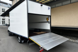 lieferwagen_und_transporter_-_iveco_35_s_16h_a8_kastenwagen_mit_hebebuehne_-_iveco_246403.jpg