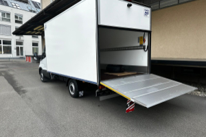 lieferwagen_und_transporter_-_iveco_35_s_16h_a8_kastenwagen_mit_hebebuehne_-_iveco_246406.jpg