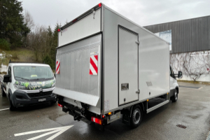 lieferwagen_und_transporter_-_iveco_daily_35_s_16h_a8_v__mit_hebebuehne_und_ahk_-_iveco_166273.jpg